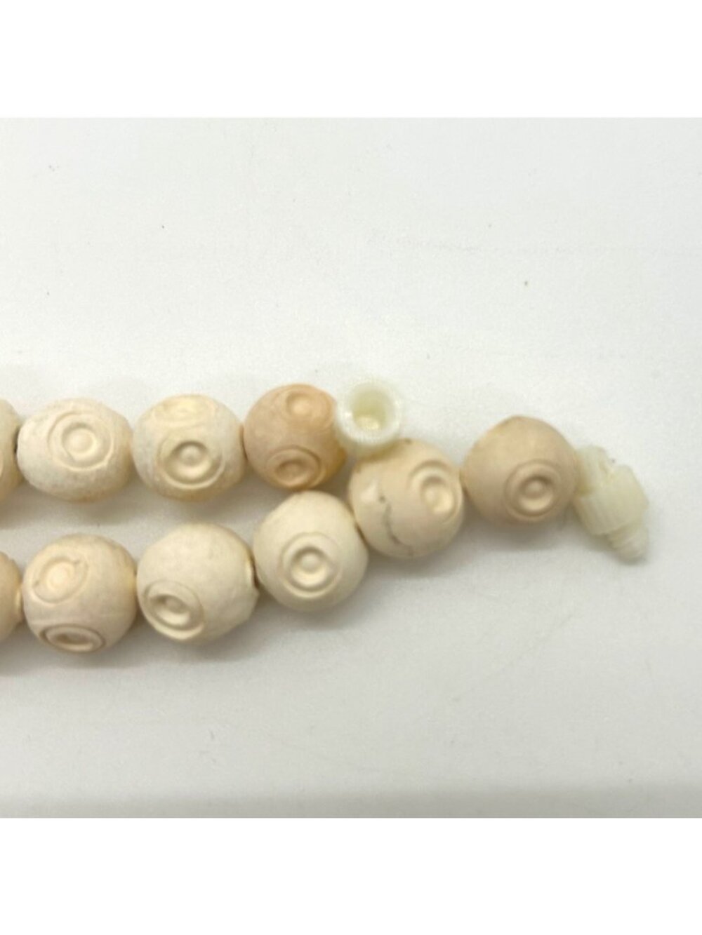 Vintage Carved Celluloid Bead Necklace With Floral & Swirl Designs In Cream Ivor - Picture 7 of 12